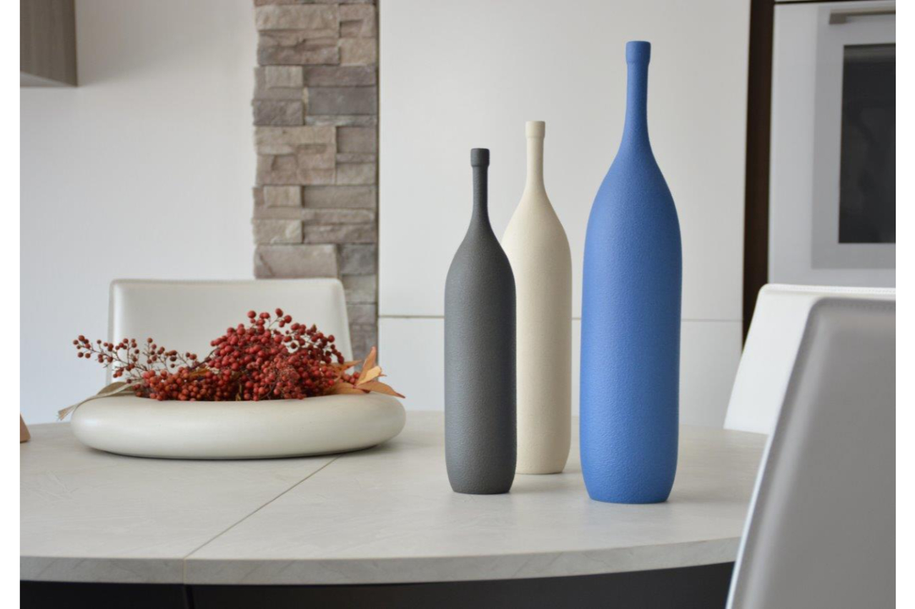 <p>Porcelain stoneware bottles, inspired by artist Giorgio Morandi: solid and imposing, as in his paintings, </p>
<p>they are the undisputed protagonists of the scene. Their elegant silhouette makes any room refined and cosy.</p>
